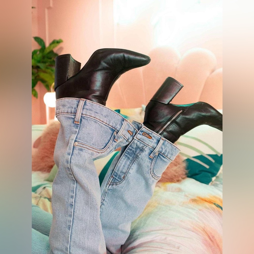 REVICE Denim Farrah unique‎ jeans!! Belt loop and hardware at ankles! EUC
